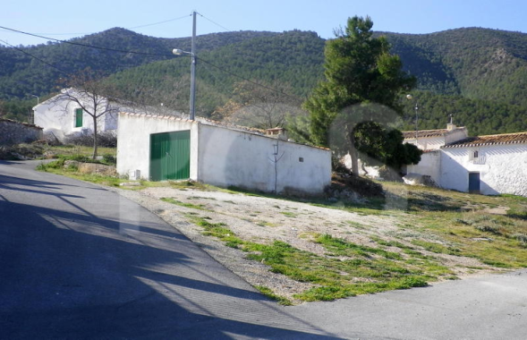 2 IMGP5563 garage from road